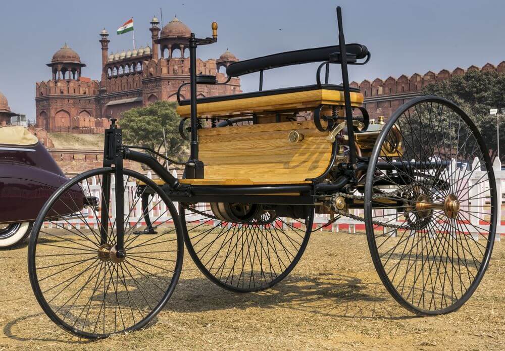 Ein Nachbau des von Benz 1886 patentierten Motorwagens vor exotischer Kulisse in Neu Delhi.