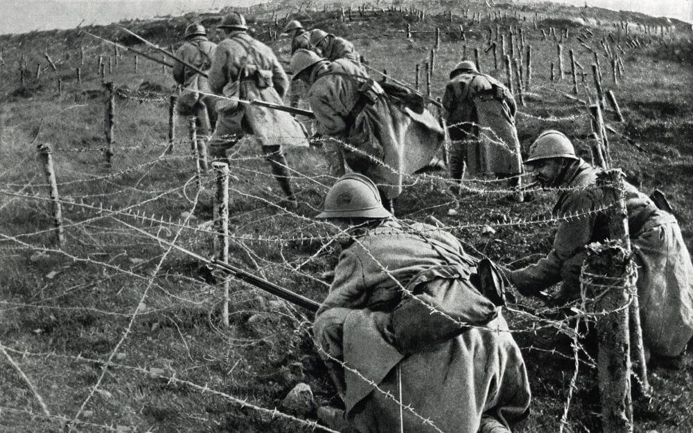 Erster Weltkrieg: Schlacht von Verdun. Französische Soldaten beim Angriff auf feindliche Schützengräben, 1916.