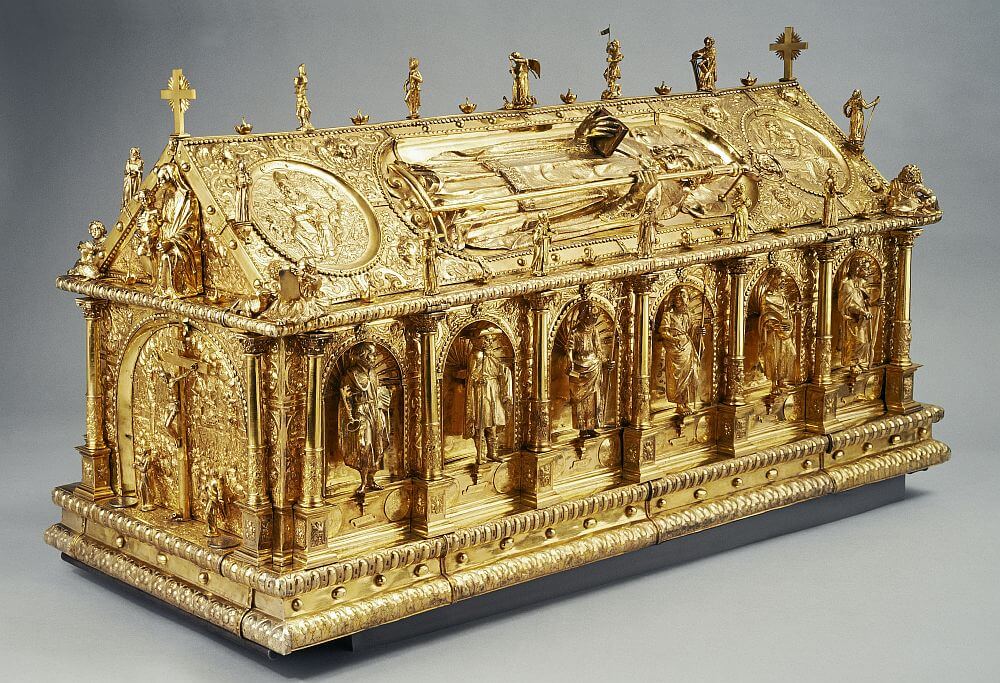 Nach der Rückführung der Reliquien des hl. Liborius wurde beim Dringenberger Goldschmied Hans Krako der heutige Schrein in Auftrag gegeben.