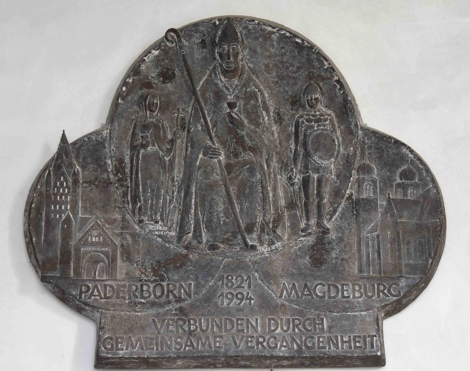 Eine Tafel im Kreuzgang des Paderborner Domes erinnert an die Partnerschaft
