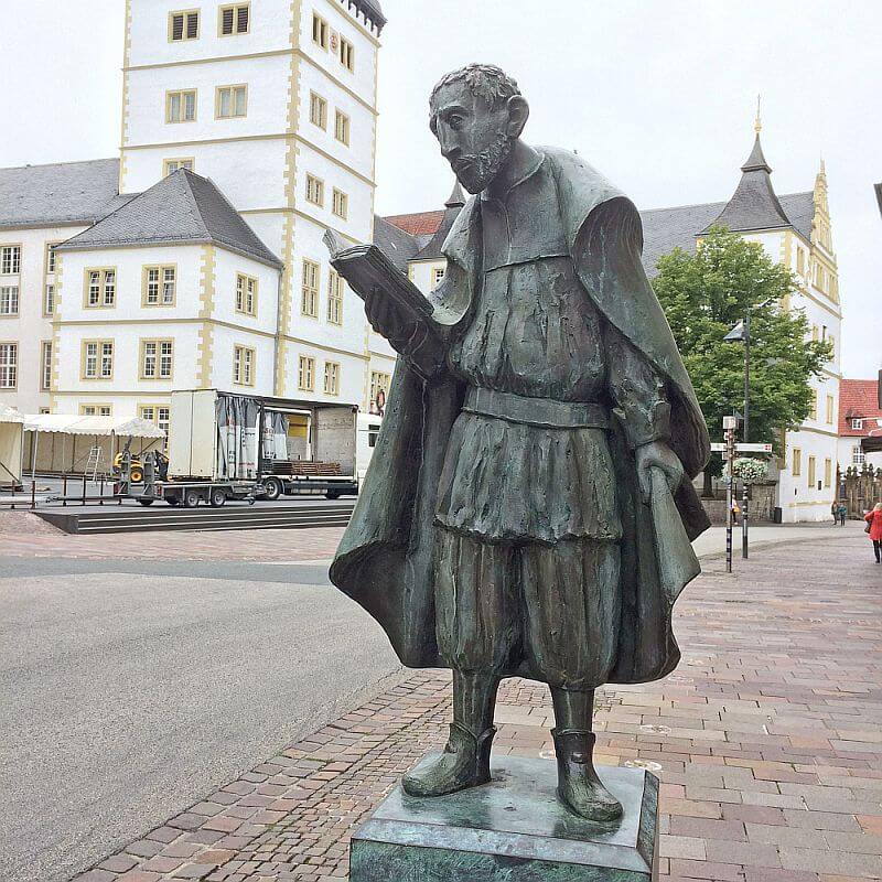 Der Jesuit Friedrich Spee (1591-1635) verfasste die Schrift Cautio Criminalis, in der er Kritik an Folter und Hexenwahn übte. Skulptur in der Paderborner Innenstadt.