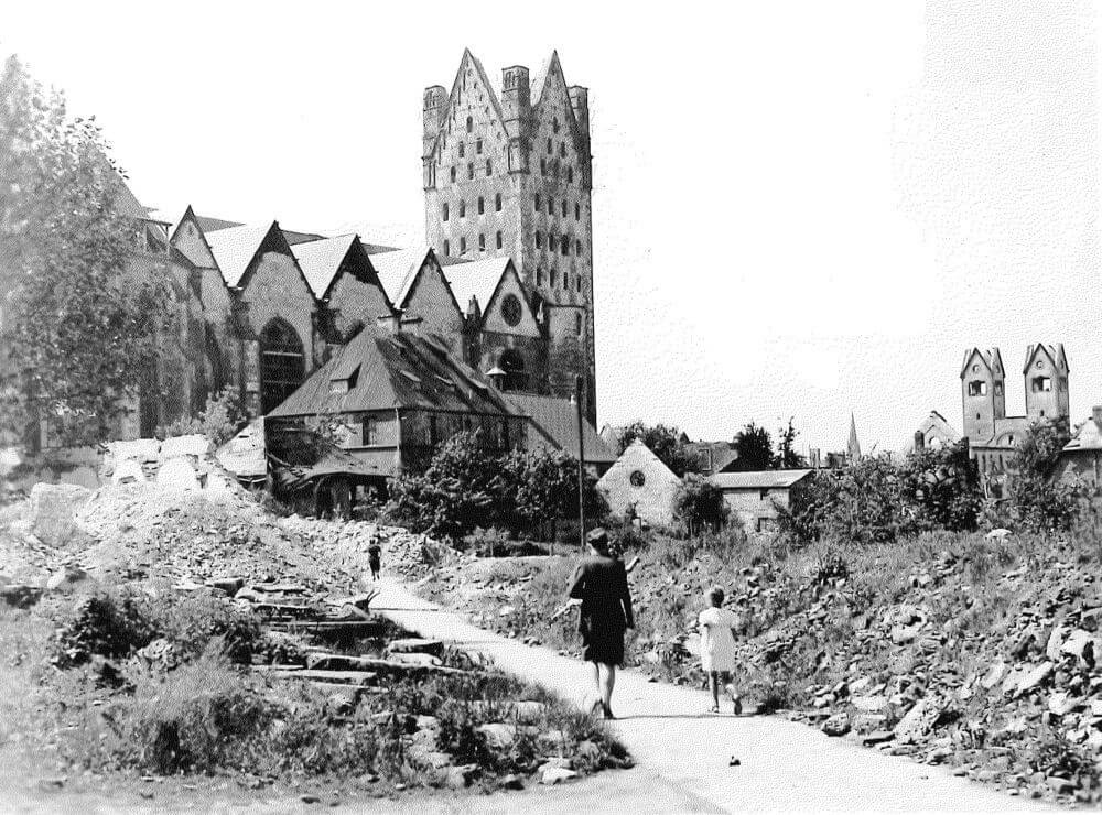 Der Hohe Dom zu Paderborn war nach den Luftangriffen auf Paderborn stark zerstört.