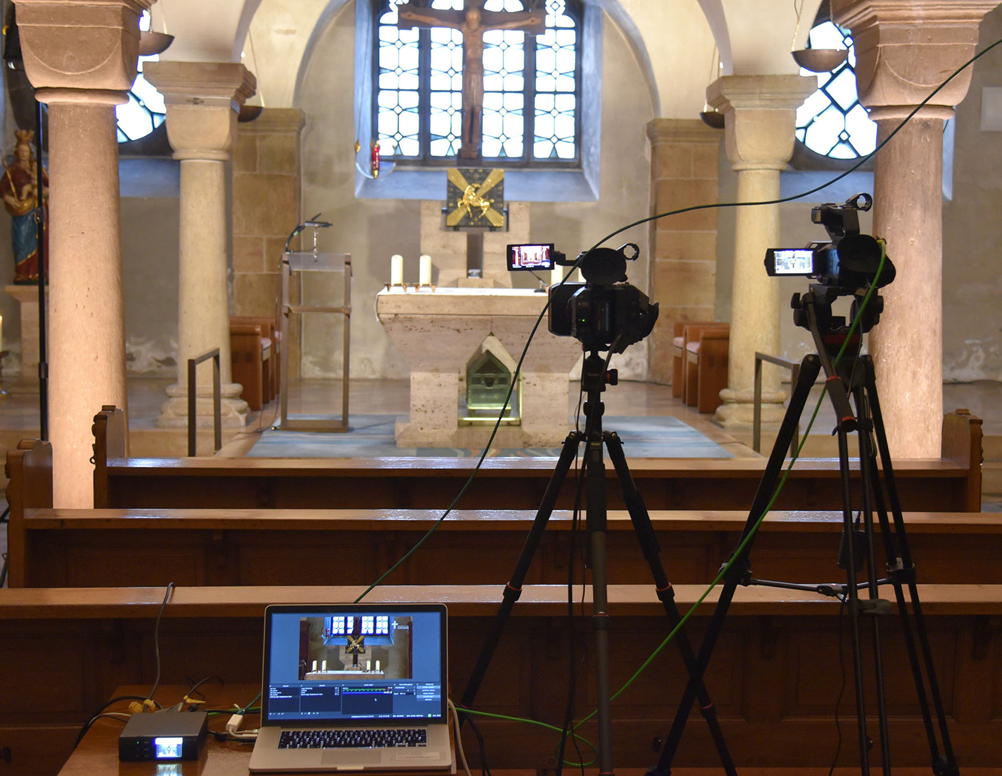 Kameras in leerer Kirche