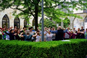 Mehr als 30 Teilnehmerinnen und Teilnehmer nahmen beim Evangelischen Kirchentag in Dortmund am Angebot „Gebet bewegt“ von Michael Thiedig (Mitte rechts) im Klostergarten an der Propsteikirche teil.