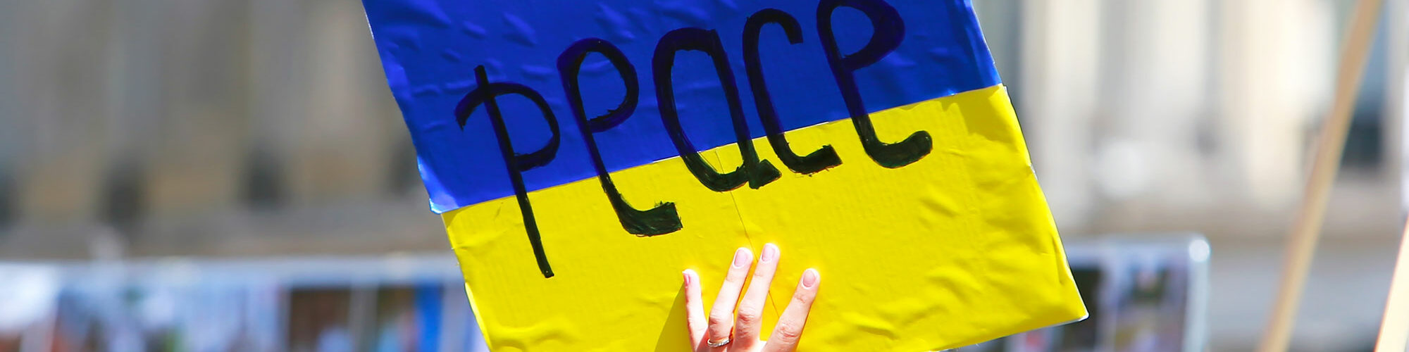Flagge der Ukraine beschriftet mit Peace / Frieden
