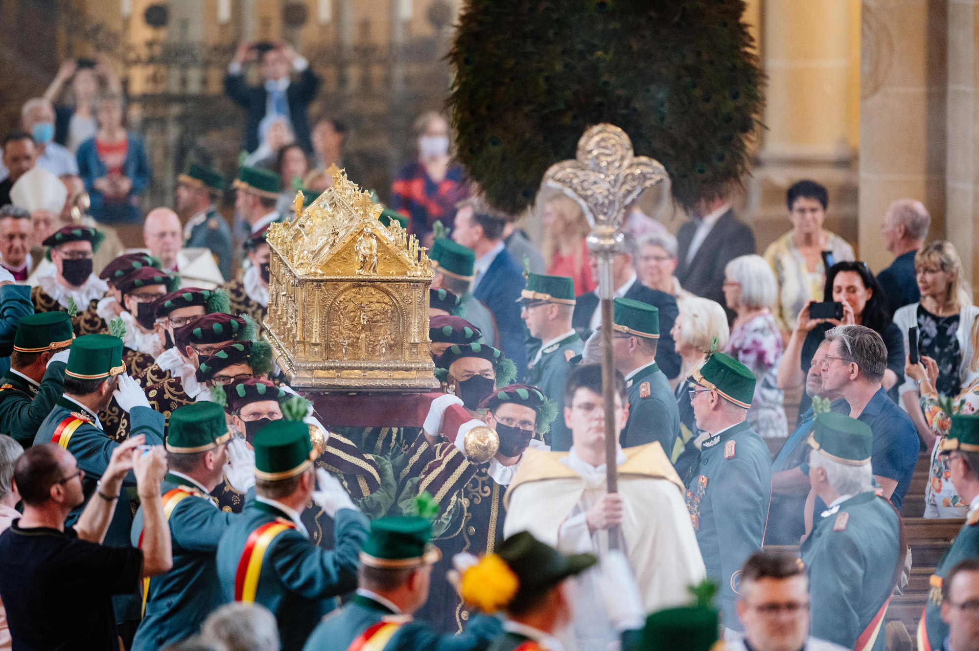Schrein des Bistumspatron wird in einer Prozession während Libori 2023 aus dem Paderborner Dom in den Hochchor getragen