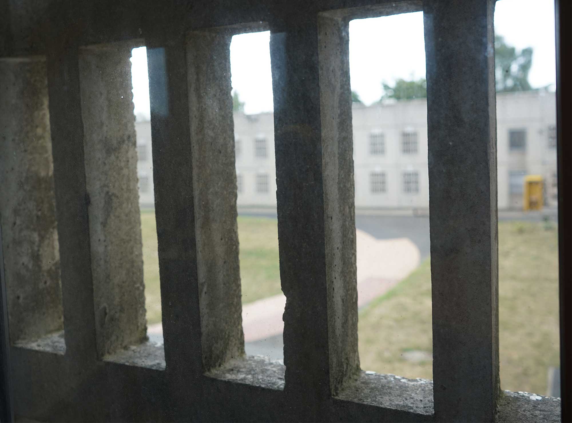 Dicke Stangen vergittern die Fenster, aber auch hier gibt es Hoffnung