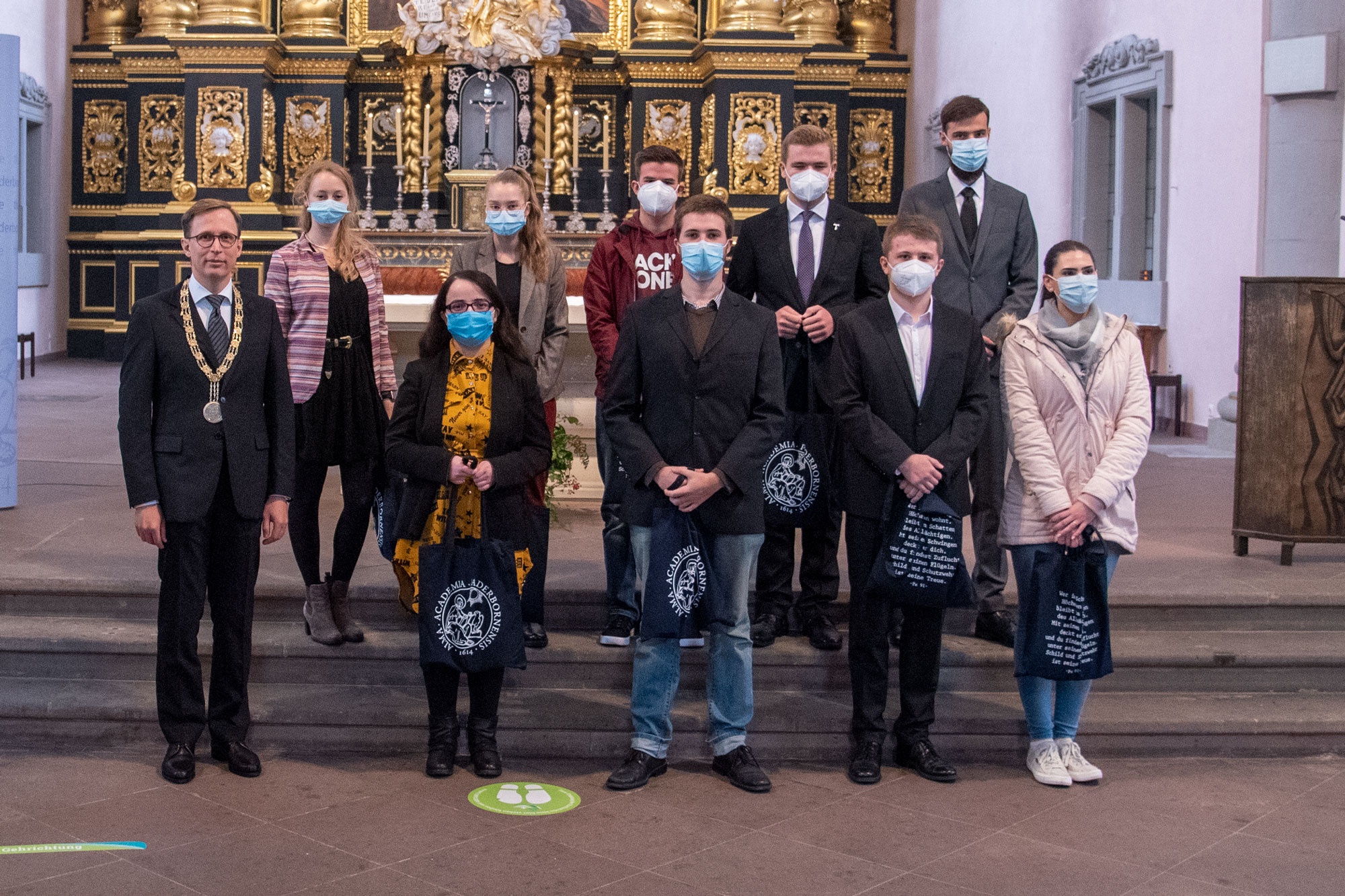Rektor Prof. Dr. Stefan Kopp mit den neu immatrikulierten Studierenden für das Wintersemester 2021/22.
