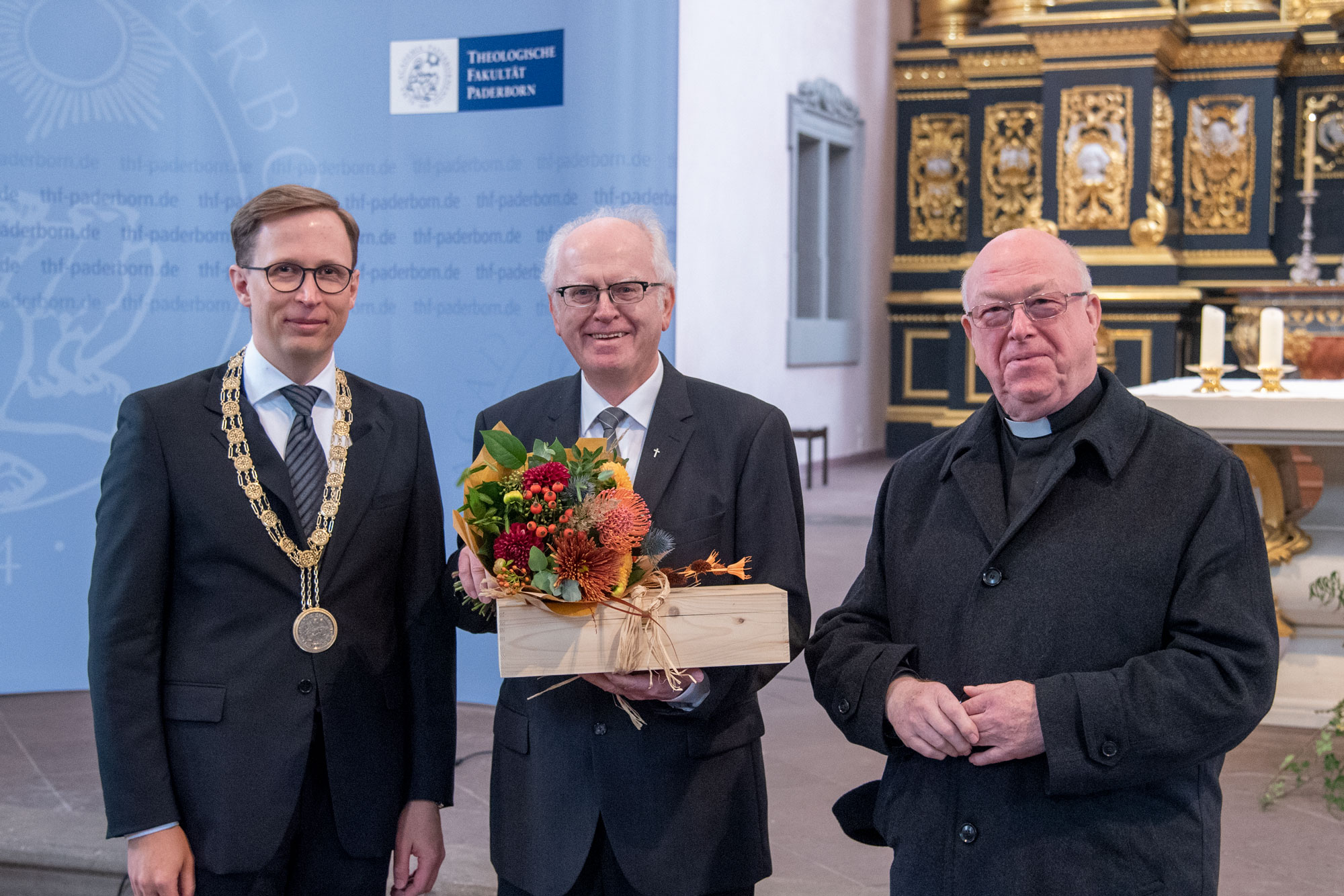 Abschied in den Ruhestand nach 28 Jahren an der Theologischen Fakultät Paderborn: Fundamentaltheologe Prof. Dr. Josef Meyer zu Schlochtern (Mitte) wird von Rektor Prof. Dr. Stefan Kopp (links) und Erzbischof Hans-Josef Becker verabschiedet.