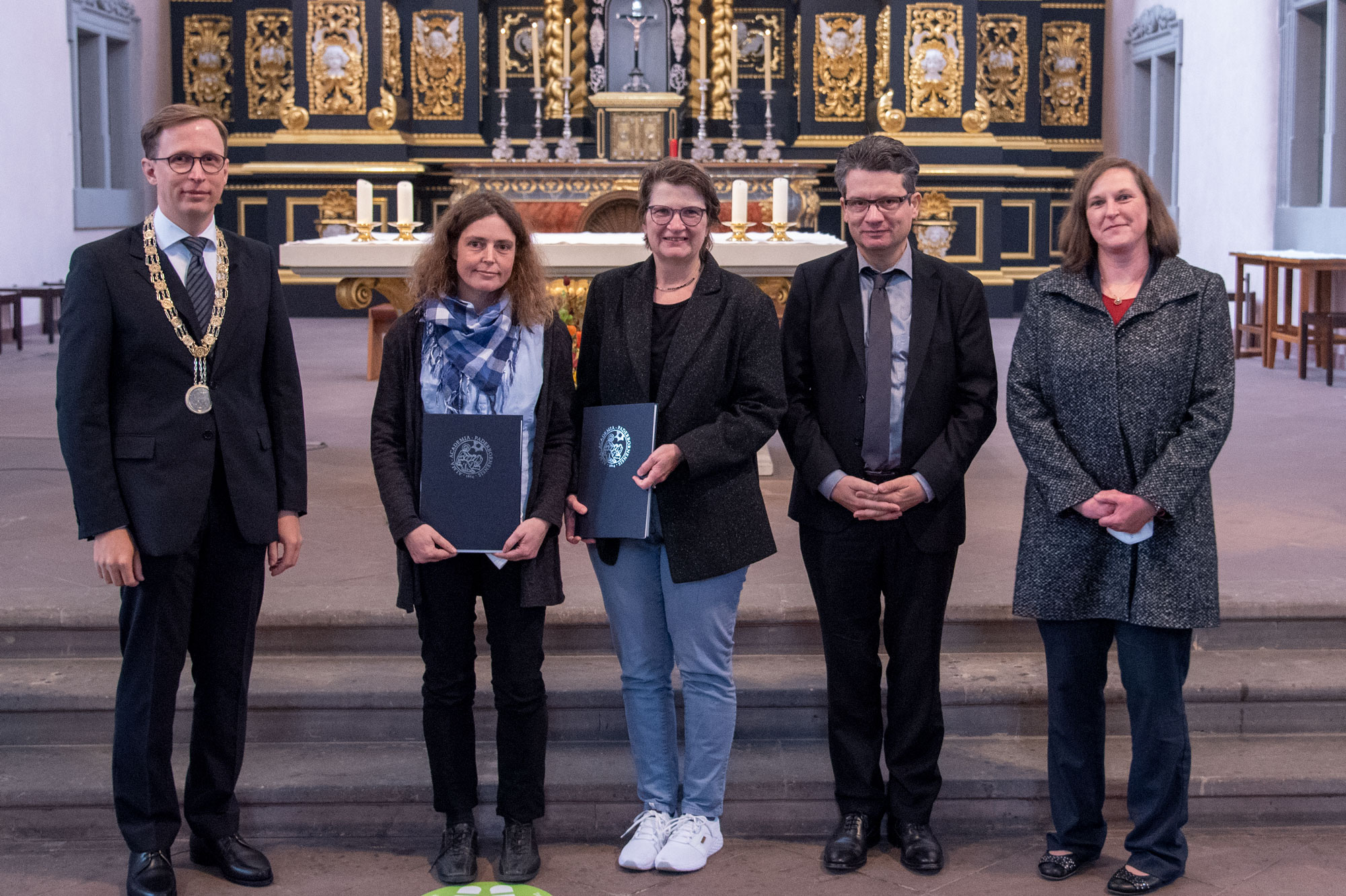 Rektor Stefan Kopp (1.v.l.), PD Dr. Paul Platzbecker (4.v.l.) und Dr. Rita Müller-Fieberg (beide Institut für Lehrerfortbildung, Essen) freuen sich über die ersten Absolventinnen des Weiterbildungs-Masters für Katholische Religionslehre, Melanie Muth und Annette Mörsberger.