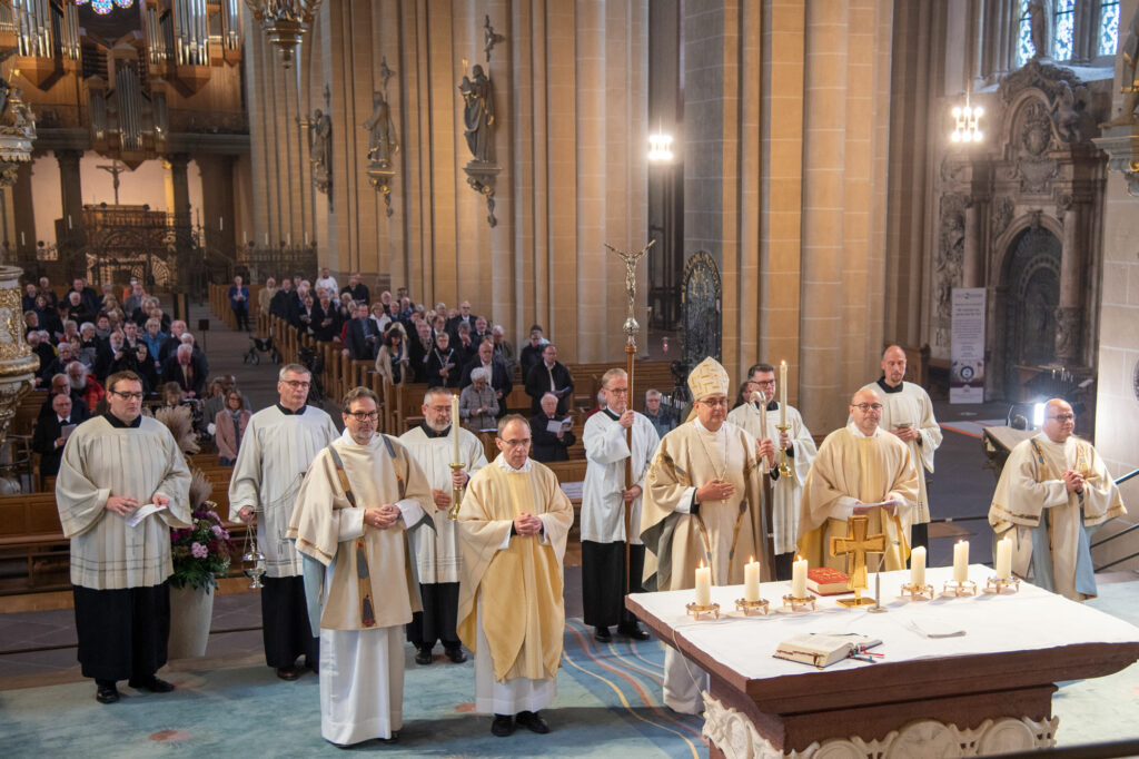 Das Jubiläum „50 Jahre Ständiger Diakonat im Erzbistum Paderborn“ wurde mit einem Gottesdienst im Paderborner Dom und einem Festakt begangen. 70 der insgesamt 186 Ständigen Diakone im Erzbistum Paderborn nahmen daran teil. Weihbischof Dr. Dominicus Meier OSB stand dem Pontifikalamt vor.