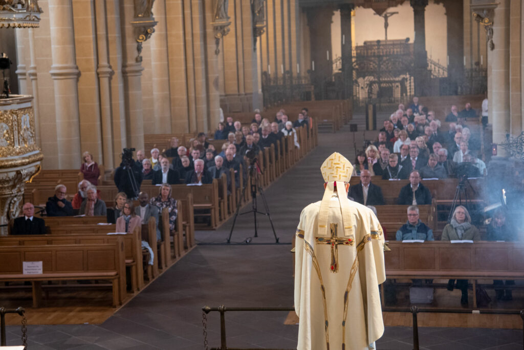 Weihbischof Dr. Dominicus Meier OSB betonte im Gottesdienst, es sei wichtig für einen Diakon, mit den „eigenen Händen, mit Herz und Verstand in Gott und in der Welt verwurzelt zu sein“. Die anwesenden Ständigen Diakone sowie ihre Frauen und Kinder hörten aufmerksam zu.