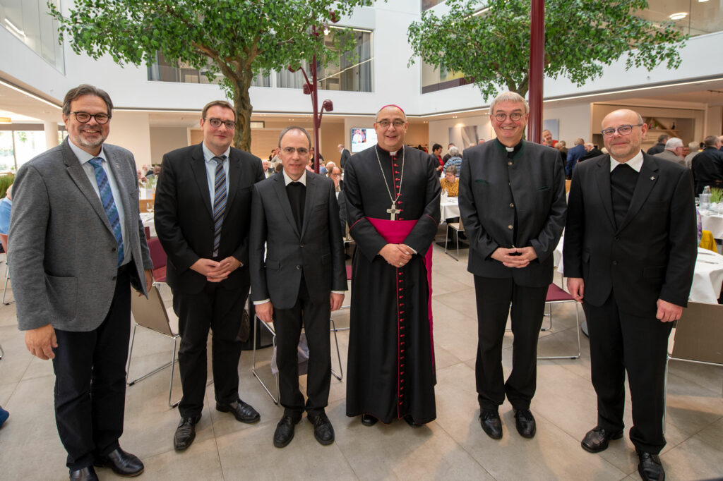 Das Jubiläum „50 Jahre Ständiger Diakonat im Erzbistum Paderborn“ ist ein Tag der Freude und des Dankes. V.l.n.r.: Diakon Thomas Huneke, Referent Stefan Nagels, Spiritual Werner Beule, Weihbischof Dr. Dominicus Meier OSB, Prälat Thomas Dornseifer, Pastor Andreas Kreutzmann.