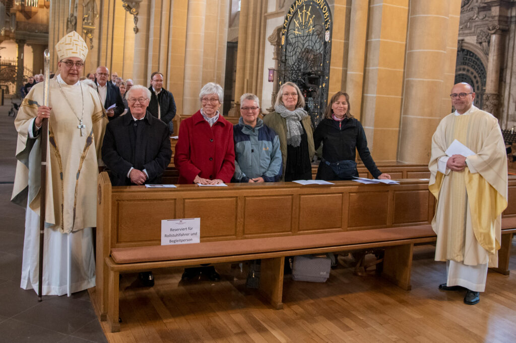 Diakon Wilhelm Winkelmann aus Castrop-Rauxel wurde vor genau 50 Jahren zum Diakon geweiht: Am 16. Oktober 1971 empfing er das Weihesakrament. Weihbischof Dr. Dominicus Meier OSB bezeichnete den 87-Jährigen als „Diakon der ersten Stunde“. Am Ende des Gottesdienstes gratulierten Weihbischof Dominicus (l.) und Pastor Andreas Kreutzmann zum goldenen Weihejubiläum: dem Jubilar Diakon Wilhelm Winkelmann, Ehefrau Agnes sowie den Töchtern Renate, Claudia und Christine.