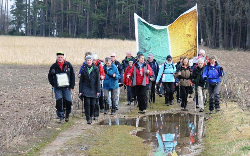 Pilgernde Menschen auf der Hungertuchwallfahrt 2021