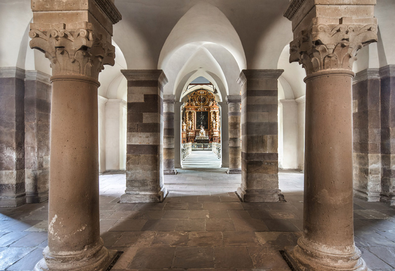 Eingangshalle im karolingischen Westwerk der Abteikirche Corvey mit Blick zum Hochaltar der barocken Abteikirche