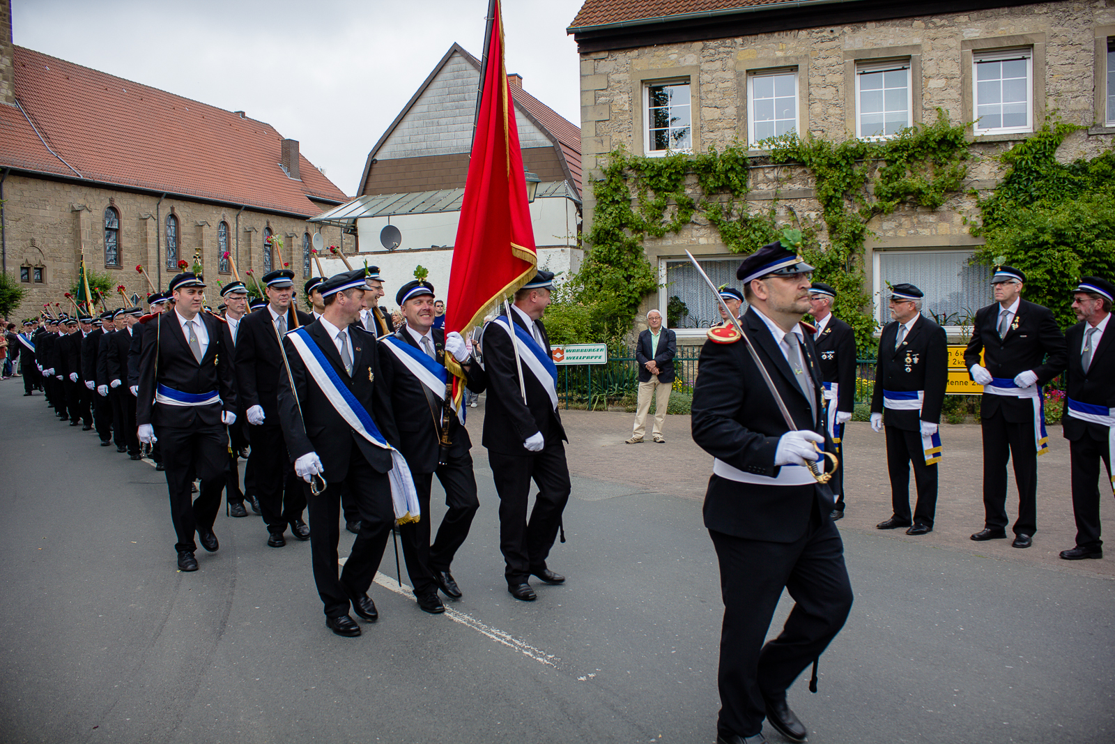 Mitglieder des Schützenvereins Nörde marschieren durch das Dorf.