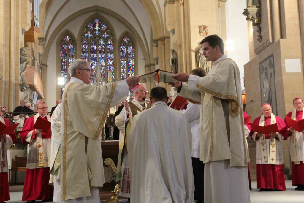 Wie wird ein Weihbischof geweiht?