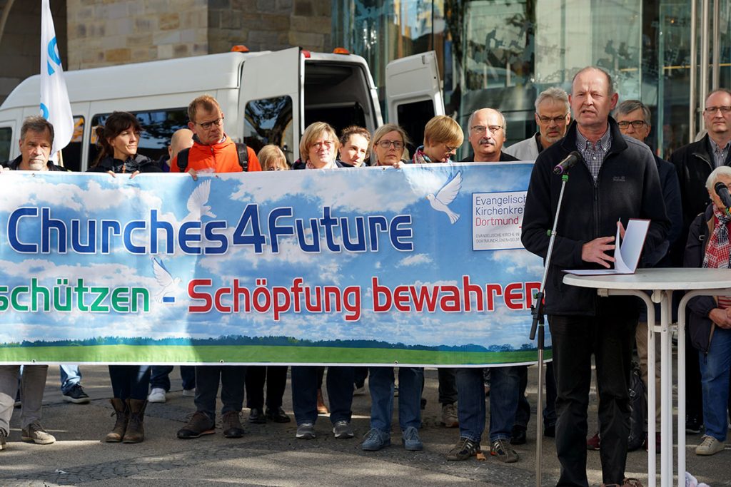 Ökumenische Andacht zum Klimastreik in Dortmund: Der stellvertretende Stadtdechant Ansgar Schocke (rechts) trug Auszüge aus dem Sonnengesang des heiligen Franziskus vor.