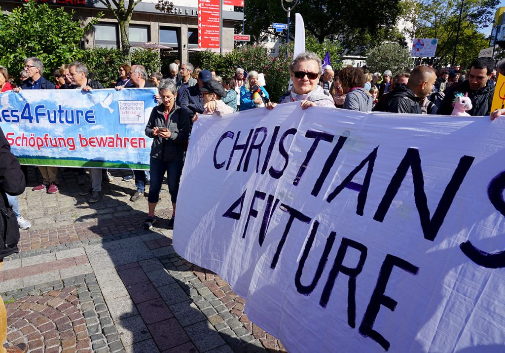 Katholische und evangelische Christen der Initiativen „Churches for Future“ und „Christians for Future“ beteiligten sich an der großen Demonstration zum globalen Klimastreik in Dortmund. 