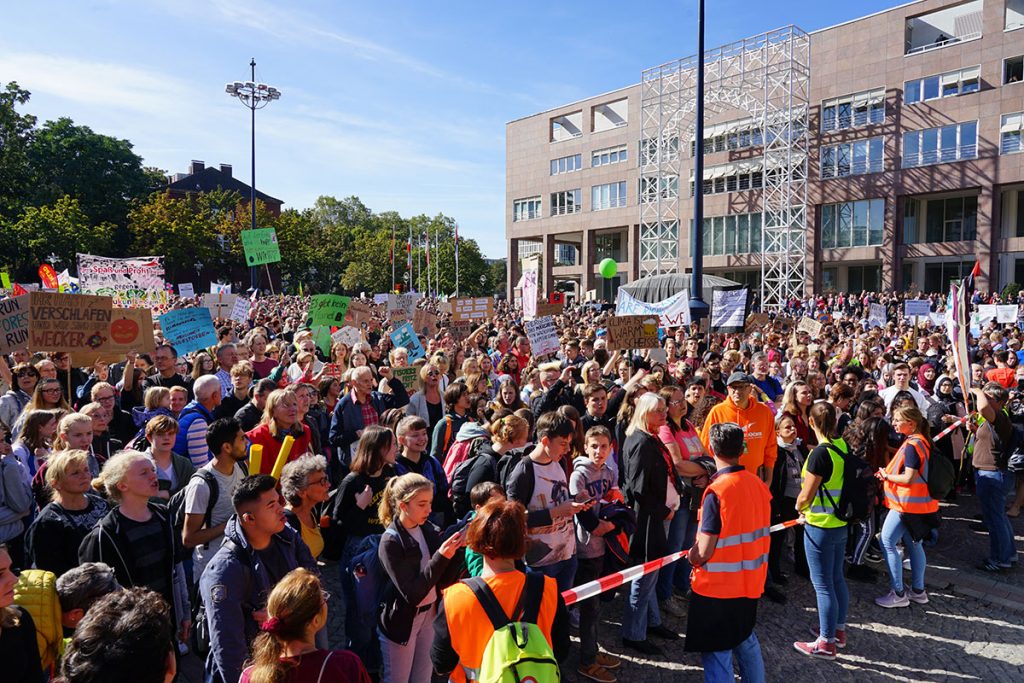 Mehrere tausend Menschen demonstrierten auf dem Friedensplatz in Dortmund mit „Fridays for Future“ für mehr Klimaschutz und eine Einhaltung der Ziele des Pariser Klimaabkommens. 