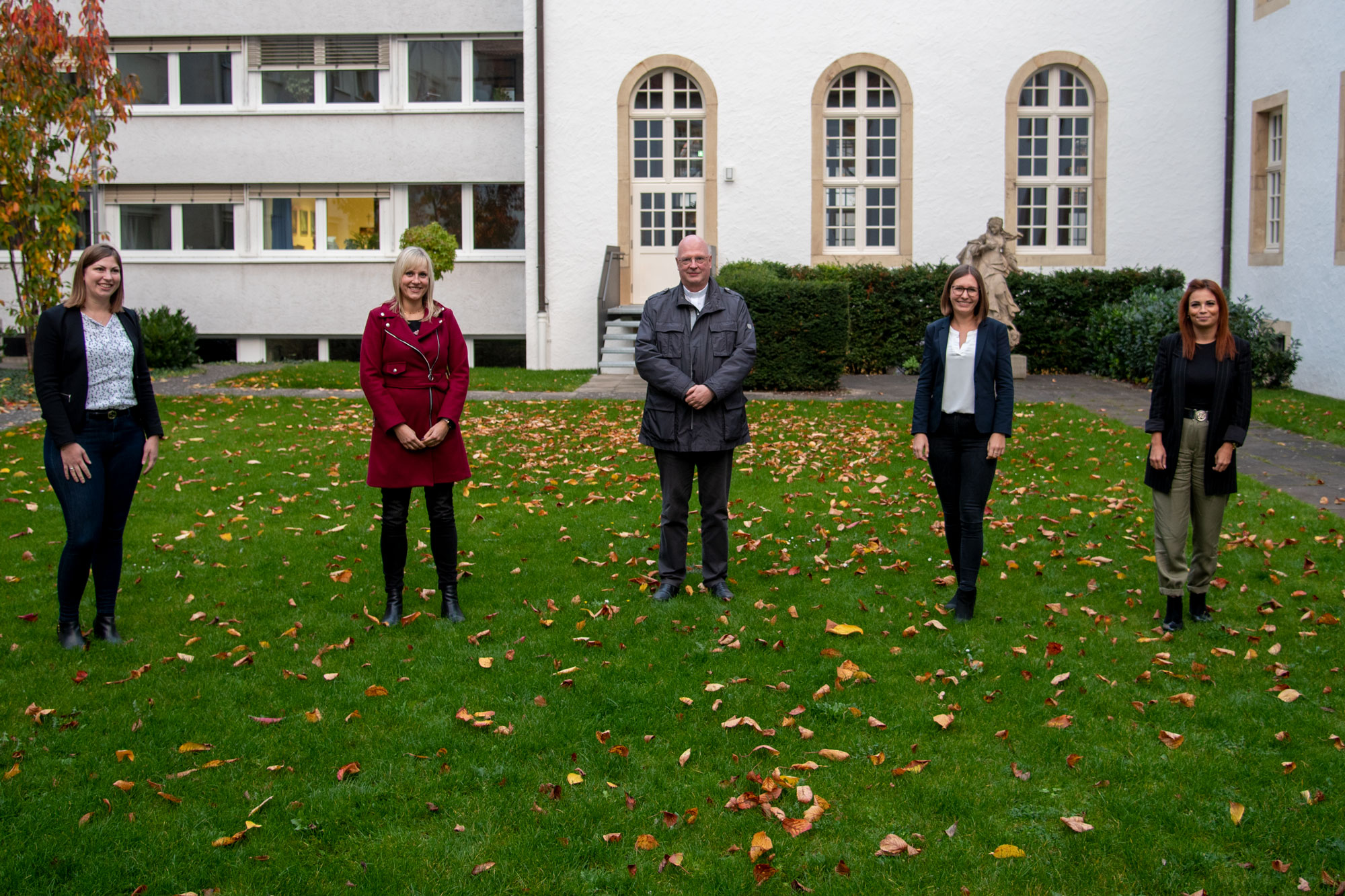 Vier Absolventinnen des Qualifizierungs-Programmstrafen sich zum Austausch mit Generalvikar Alfons Hardt