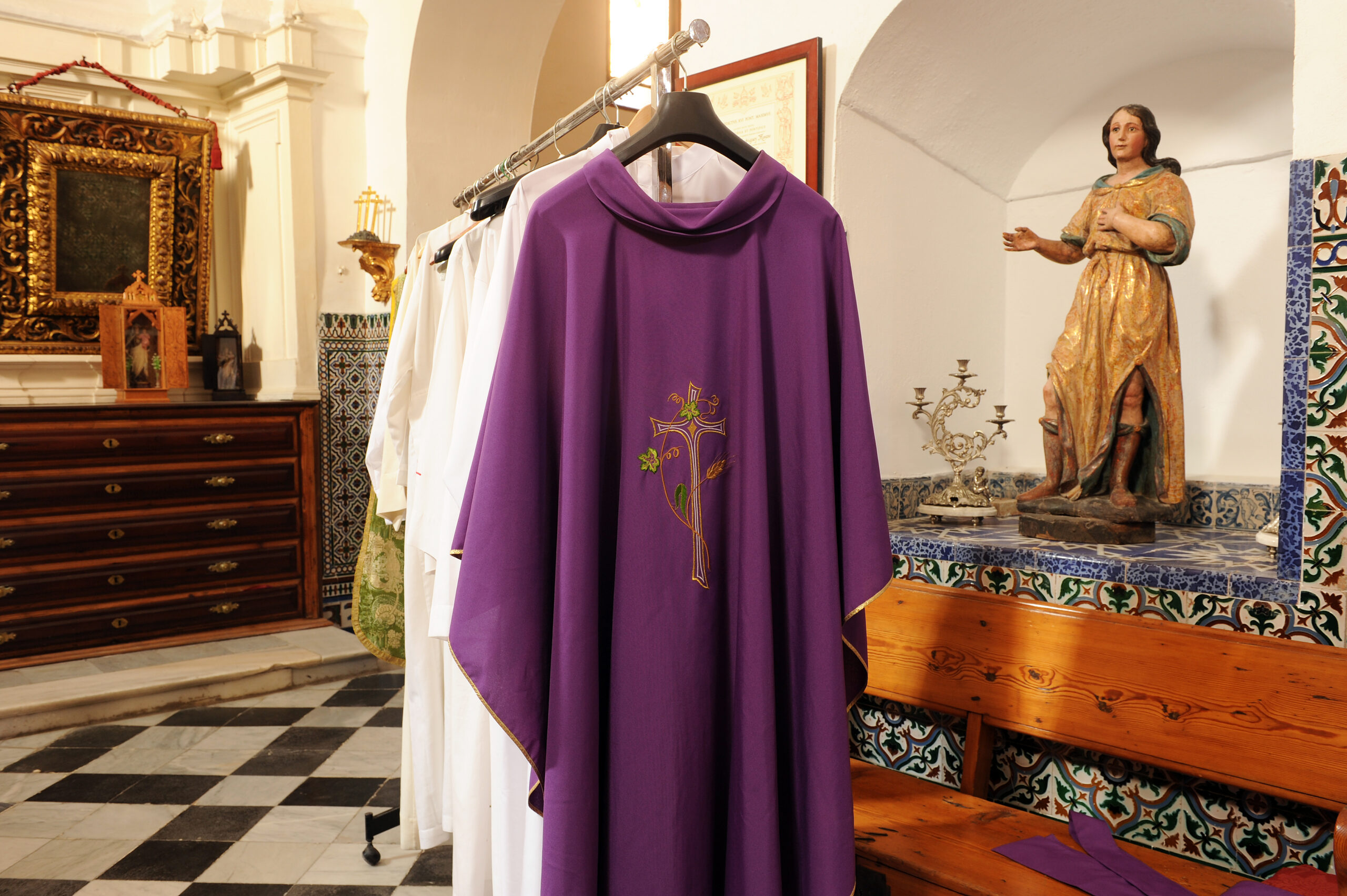Ein violettes Messgewand hängt in einer Sakristei