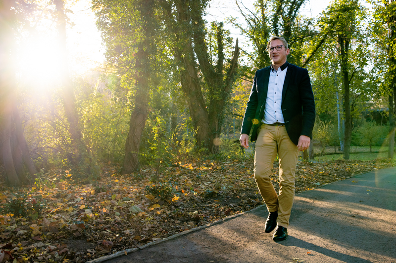 Martin Müller geht bei Sonnenschein spazieren und denkt darüber nach, wo sich heute noch Martin-Momente ergeben.