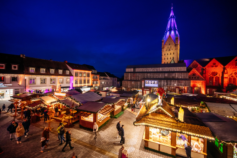 Der Weihnachtsmarkt vor dem Paderborner Dom