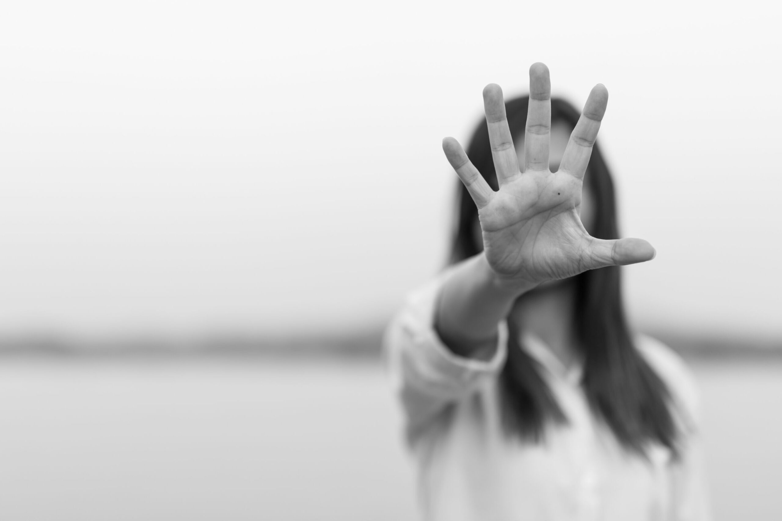 Frau hält Hand wie Stopp-Symbol