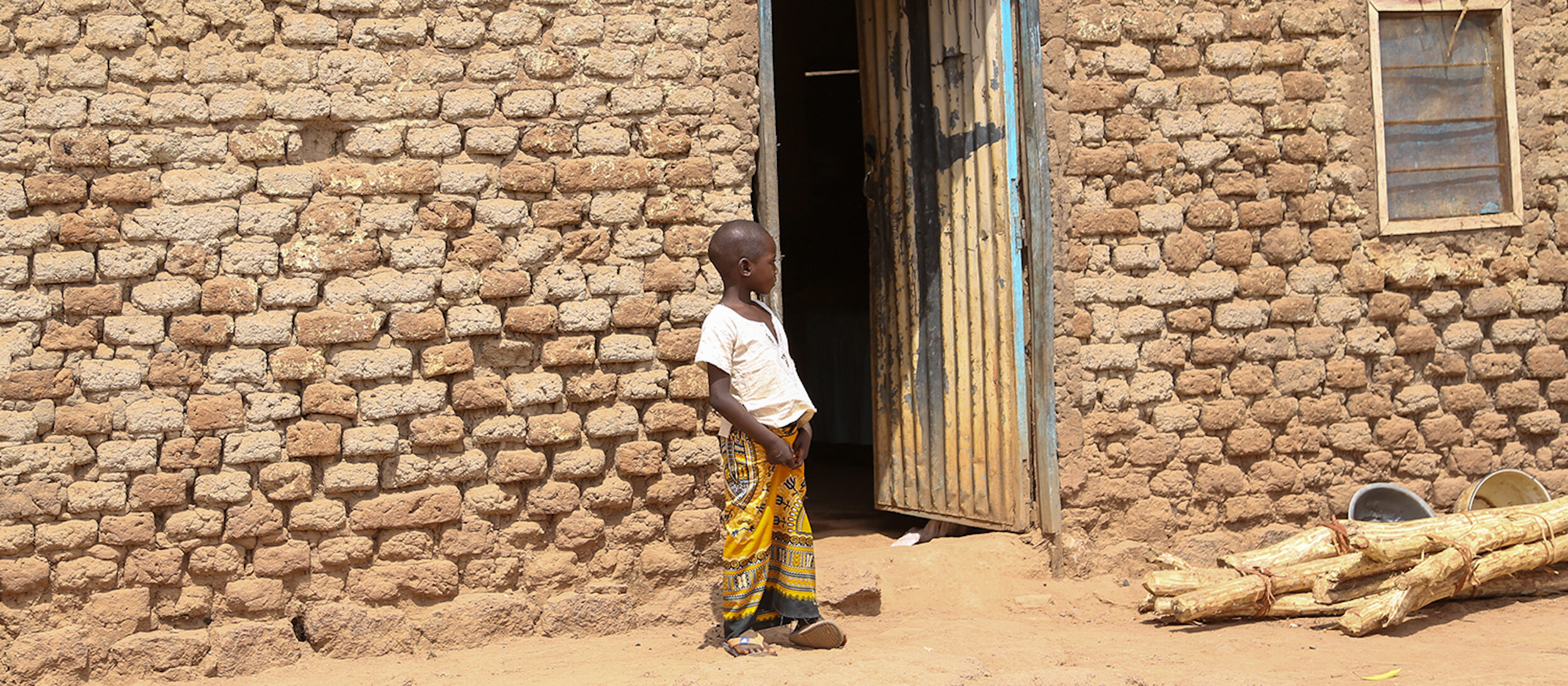 Benson vor seinem zuhause im Südsudan