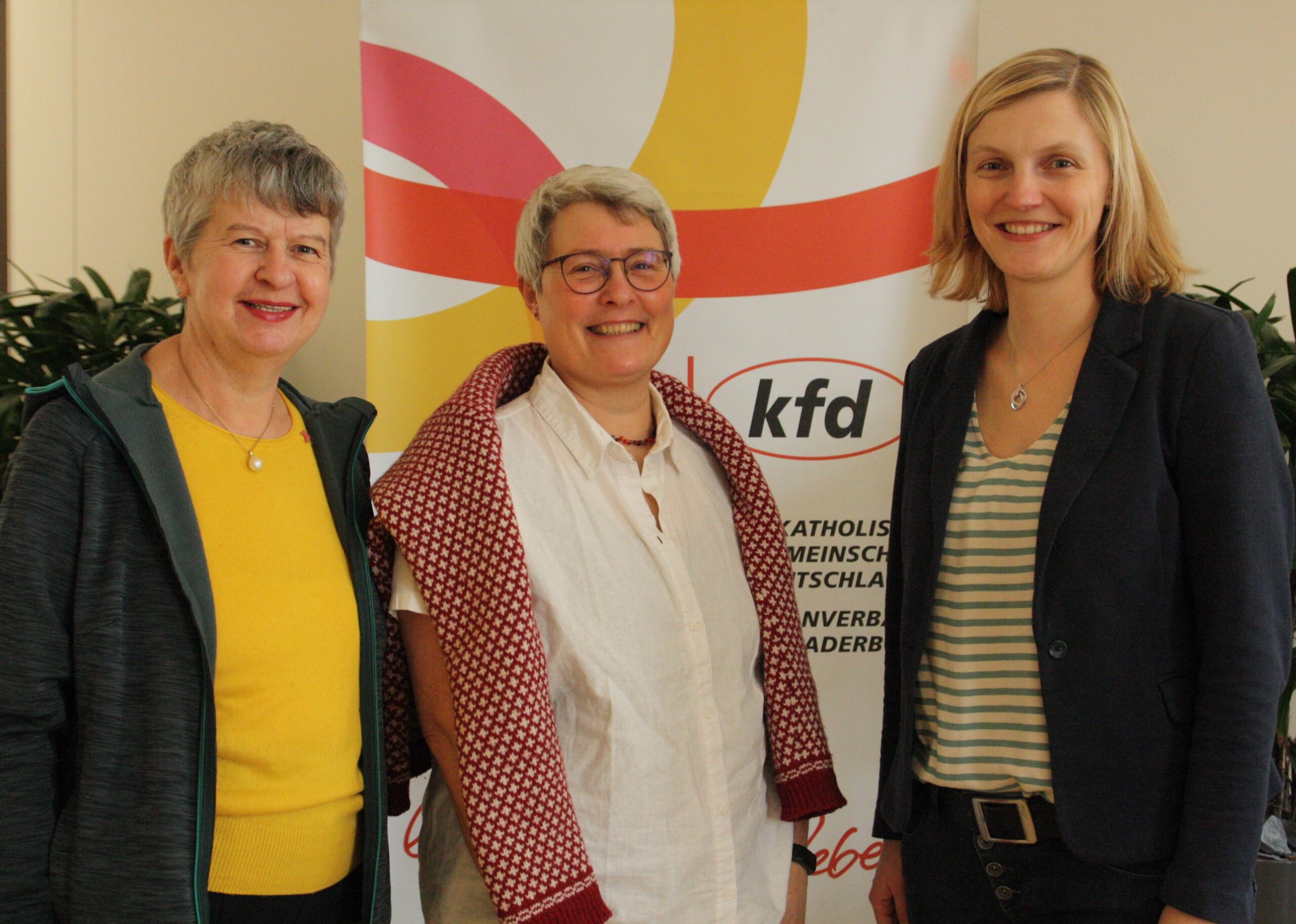 Die neue Referentin Dorothea Leder (Mitte) hat ihre Arbeit in der Paderborner Geschäftsstelle des kfd-Diözesanverbands aufgenommen. Die Diözesanvorsitzende Katharina Brechmann und die Geschäftsführerin Silvia Stiewe (v.l.) heißen sie bei einer Klausurtagung des kfd-Leitungsteams willkommen.