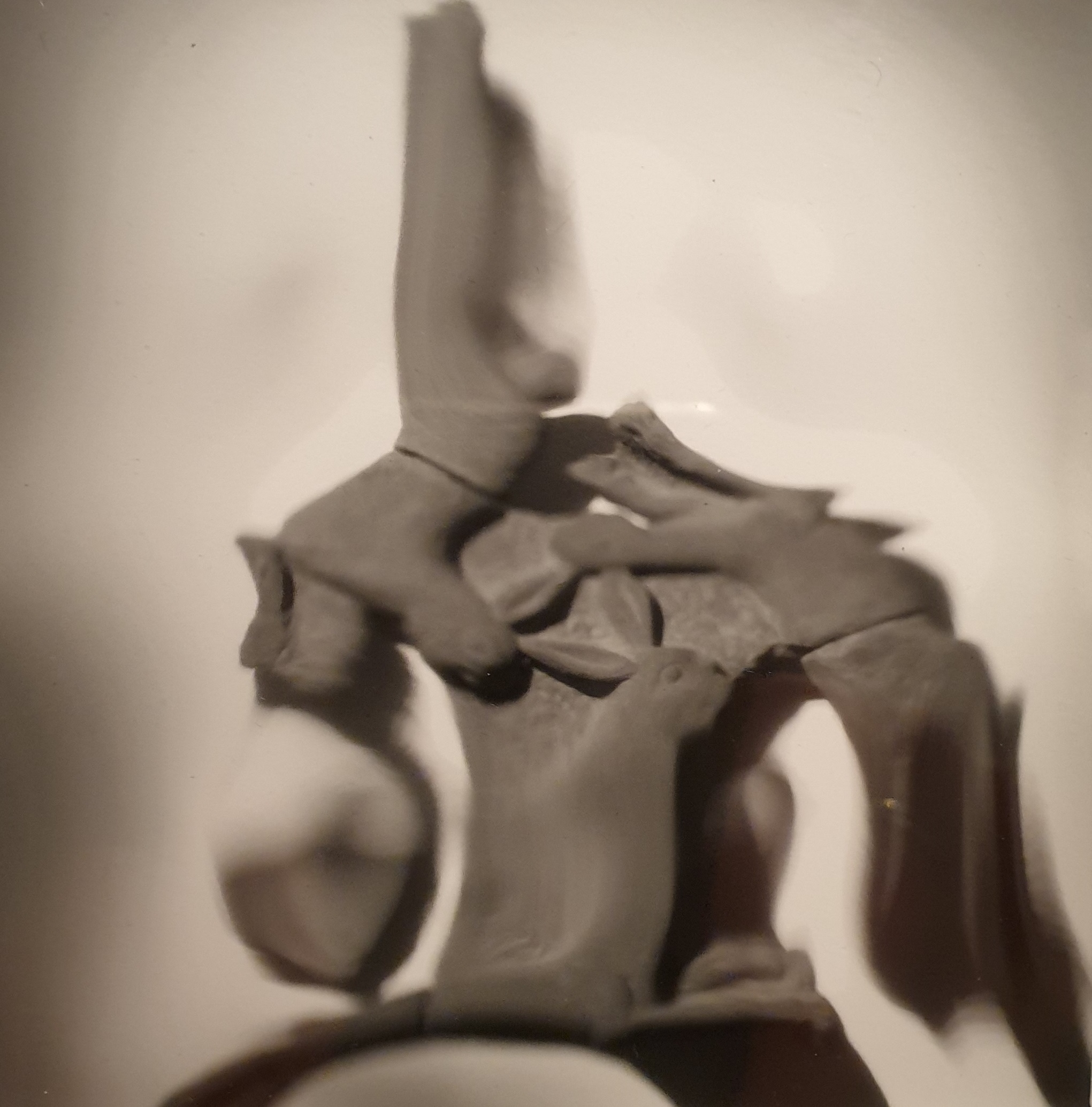 Fotograf Wolfgang Weiss kreierte eine Serie von neun Bildern mit dem Titel „Hasenskulptur: Hasen 1 bis 9“. Diese ist nun im Diözesanmuseum zu sehen.