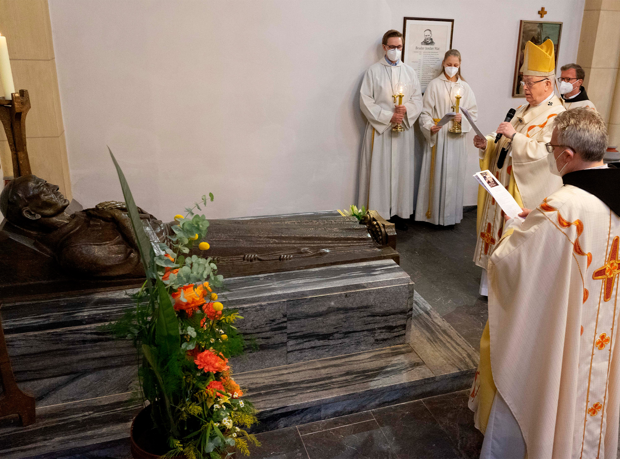 Erzbischof Hans-Josef Becker betete nach dem Festgottesdienst zum 100. Todestag von Bruder Jordan Mai an dessen Grab in der Dortmunder Franziskanerkirche, hier mit Bruder Martin Lütticke ofm (vorne), Bruder Dr. Cornelius Bohl ofm, Provinzialminister der deutschen Franziskanerprovinz (im Hintergrund) und Ministranten. Foto: Michael Bodin / Erzbistum Paderborn