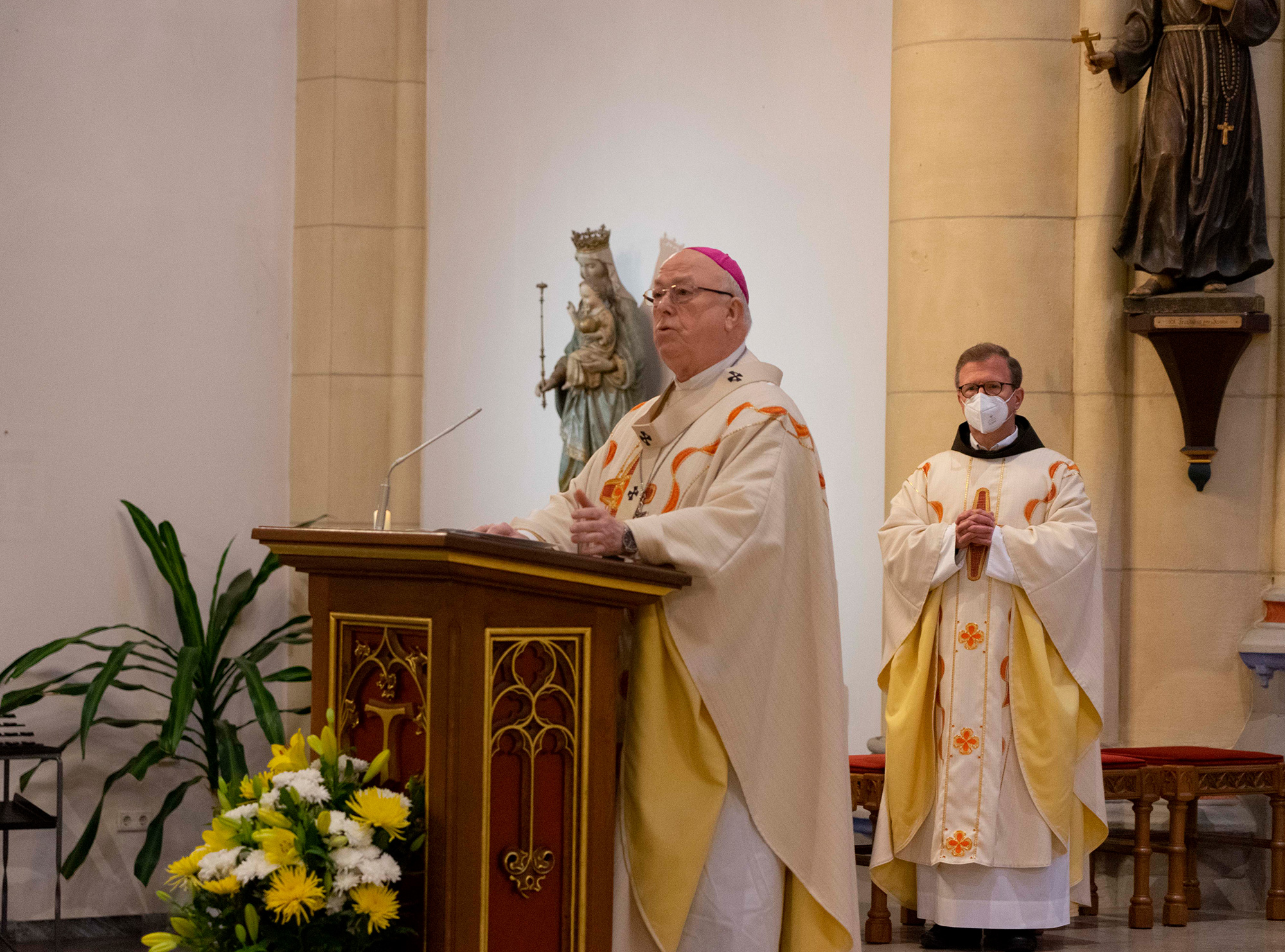 Erzbischof Hans-Josef Becker, hier mit dem Provinzialminister der deutschen Franziskanerprovinz, Bruder Dr. Cornelius Bohl ofm, feierte in Dortmund den Festgottesdienst zum 100. Todestag von Bruder Jordan Mai. Foto: Michael Bodin / Erzbistum Paderborn