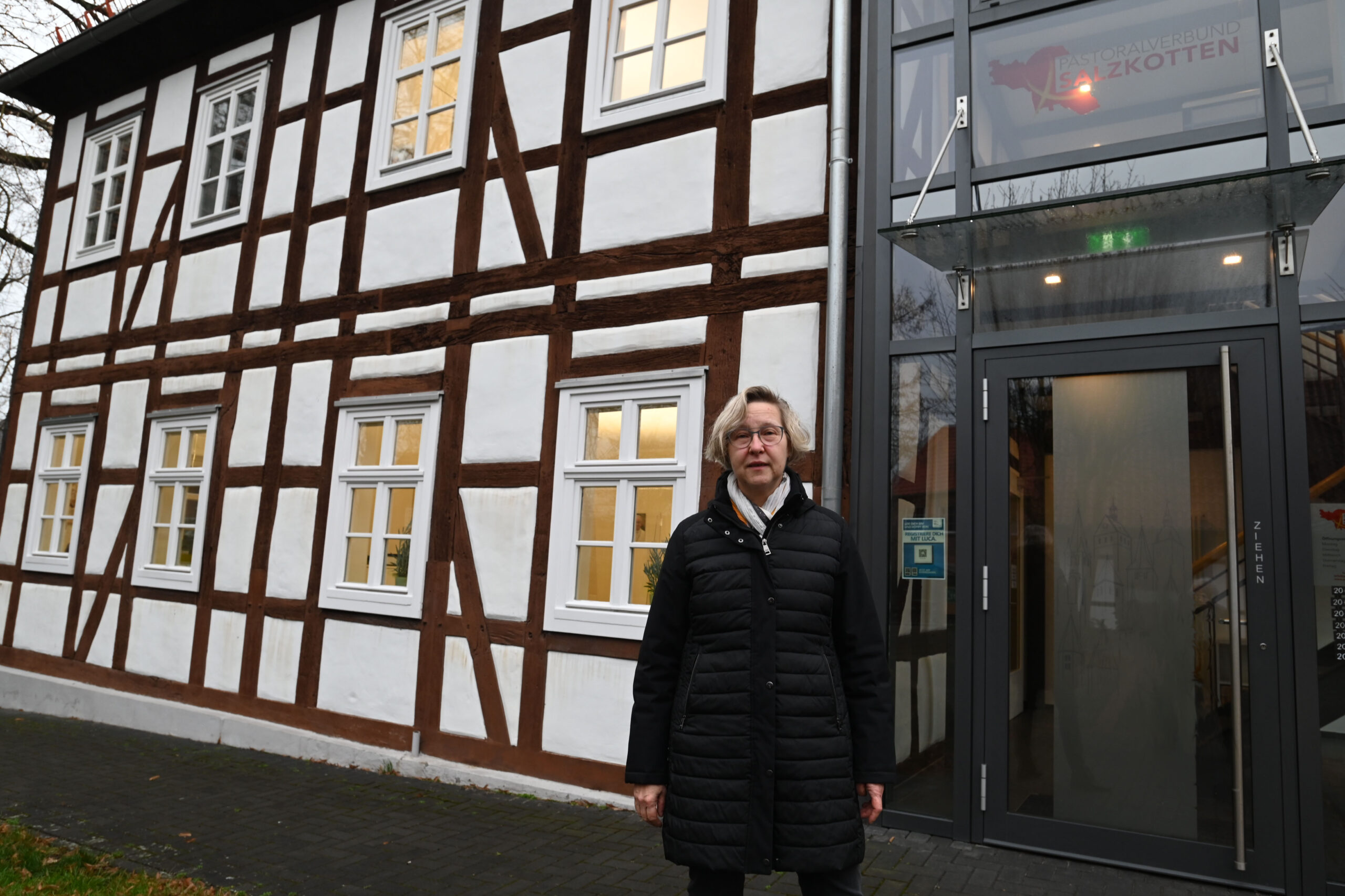 Annette Breische vor dem Pfarrheim des Pastoralverbundes Salzkotten.