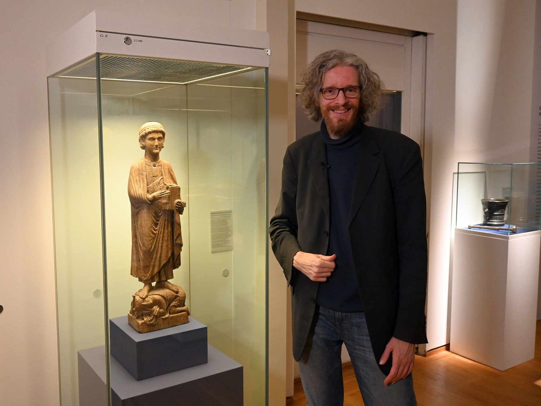 Museumsdirektor Holger Kempkens vor Objekten der aktuellen Sonderausstellung im Diözesanmuseum Paderborn