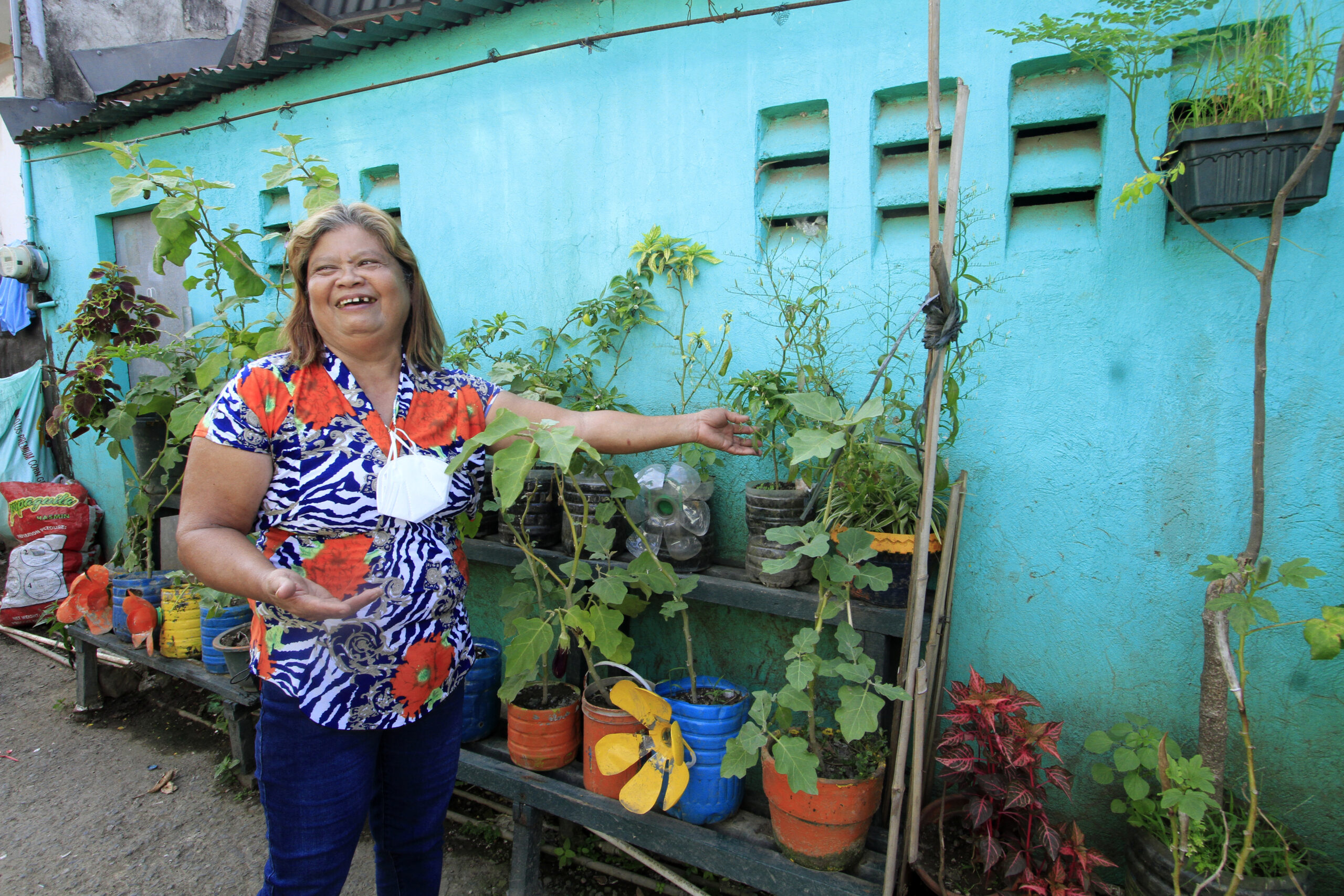 Lucia Alcover zeigt ein Projekt des Urban Gardenings
