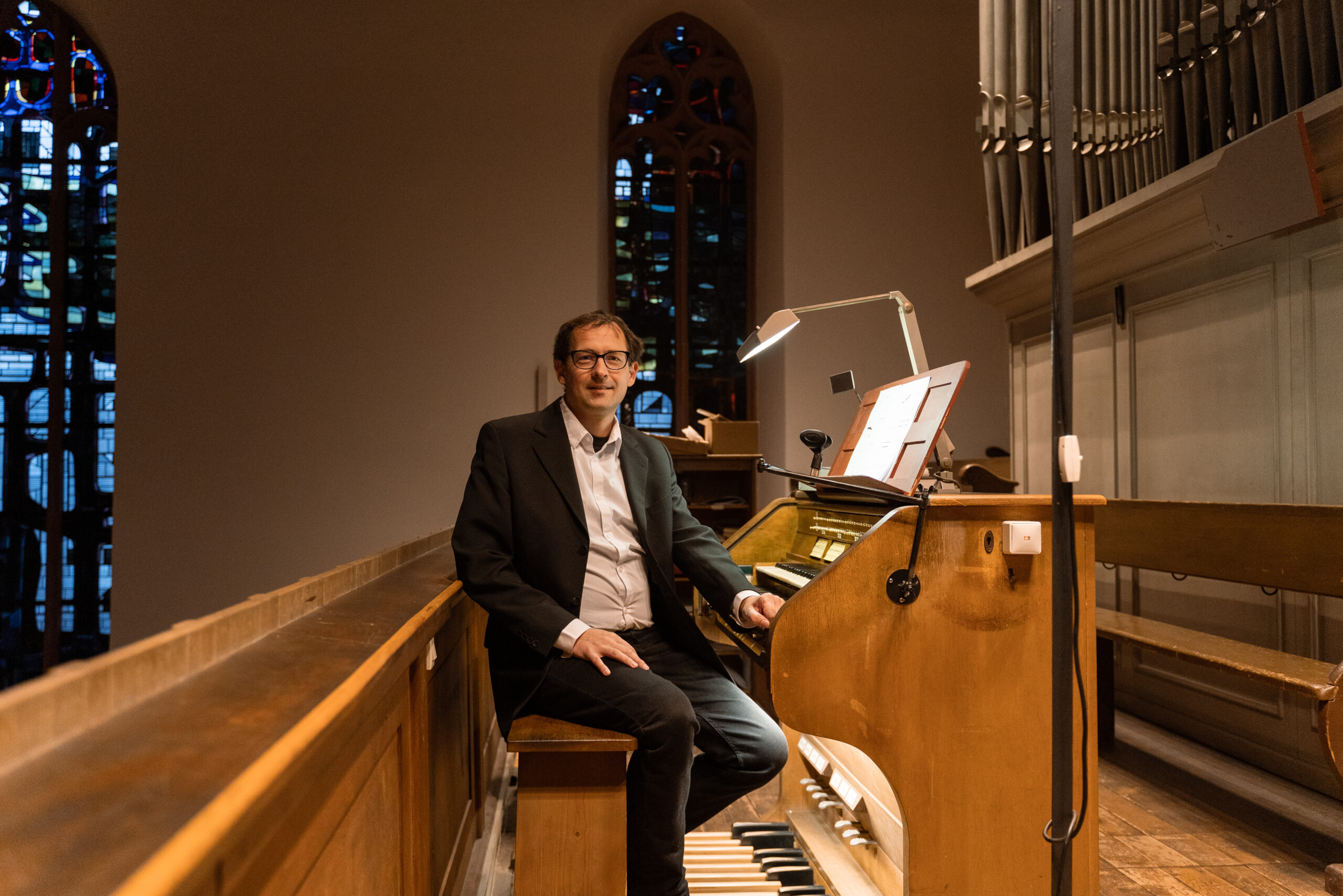 Dominik Susteck, Leiter des Fachbereichs Kirchenmusik, an einer Orgel