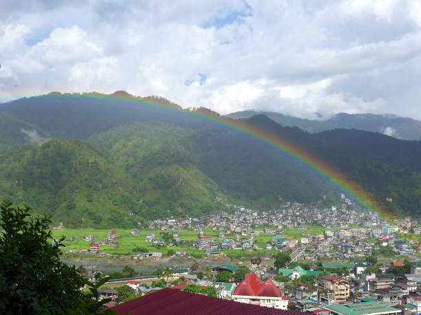 Kleinstadt Bonco mit Umgebung und Regenbogen