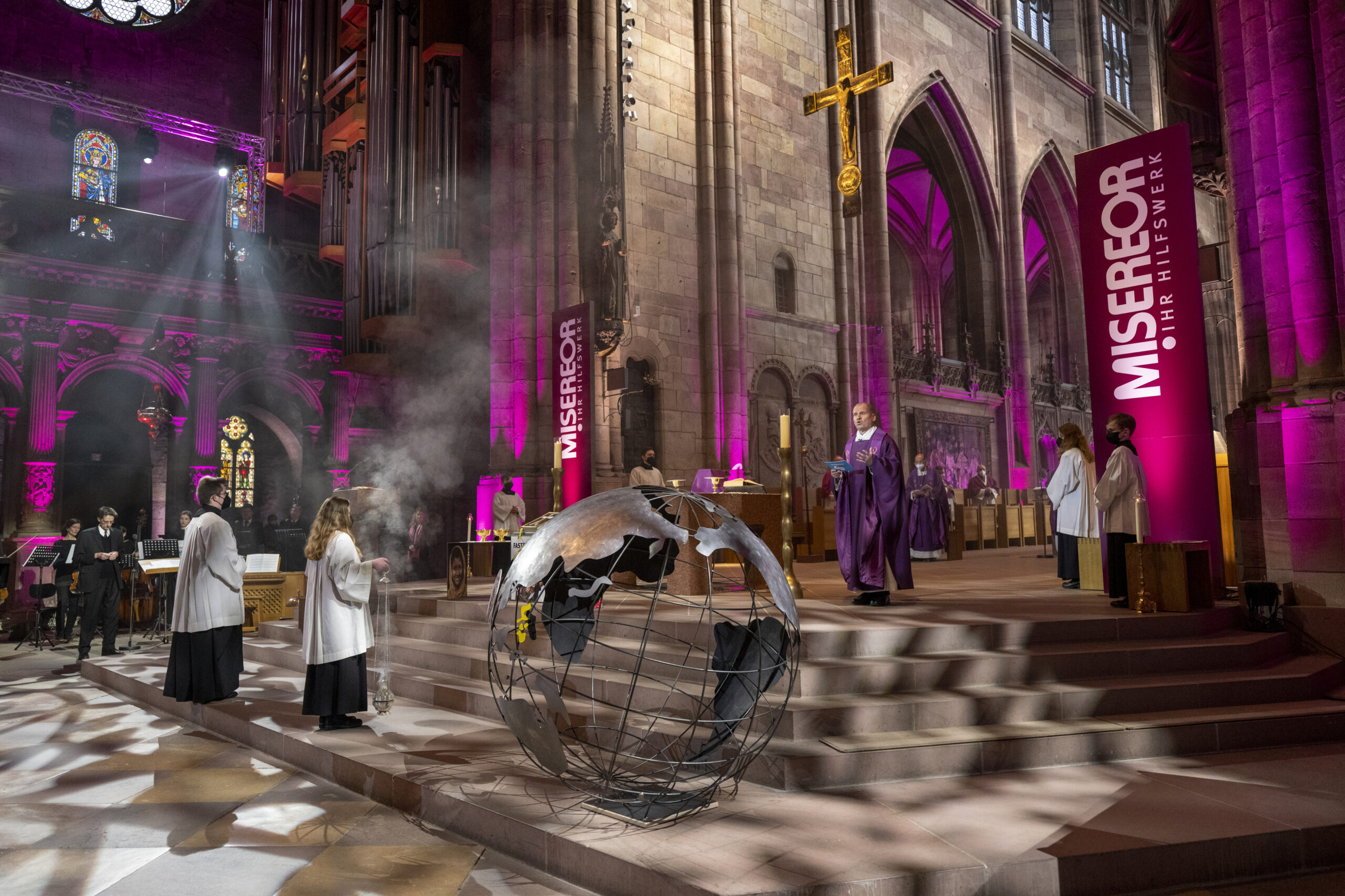Gottesdienst in einer Kirche, viele lila Elemente von Misereor