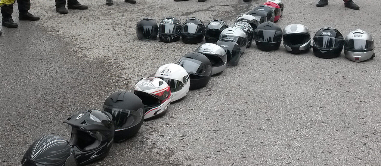 Helme als Kreuz auf den Boden gelegt