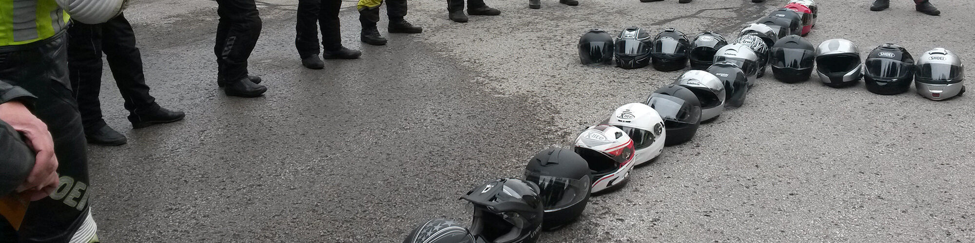 Helme als Kreuz auf den Boden gelegt