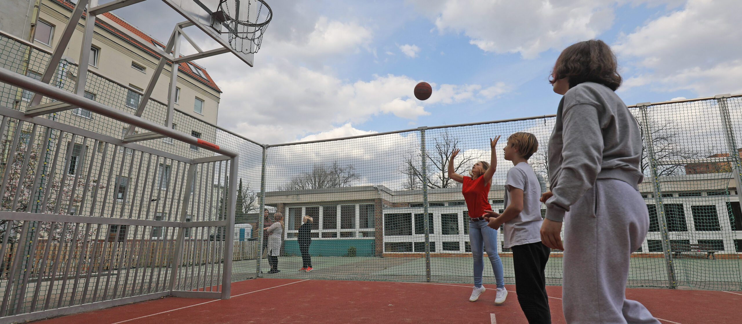 Kinder spielen Basketball.