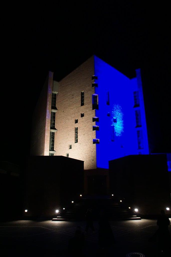 Abteikirche Königsmünster gelb und blau bestrahlt