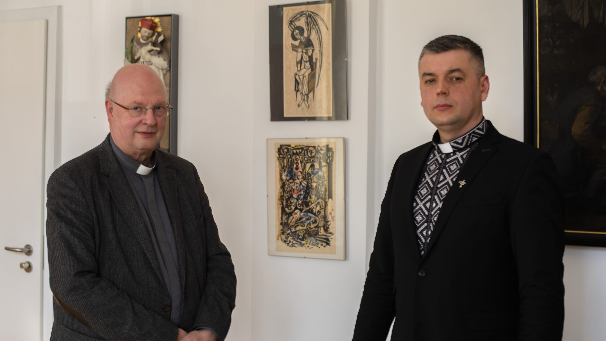Generalvikar Alfons Hardt hat den Vikar der ukrainischen Gemeinde in Paderborn, Ihor Tril, eingeladen, um sich von ihm die Situation in der Ukriane schildern zu lassen.