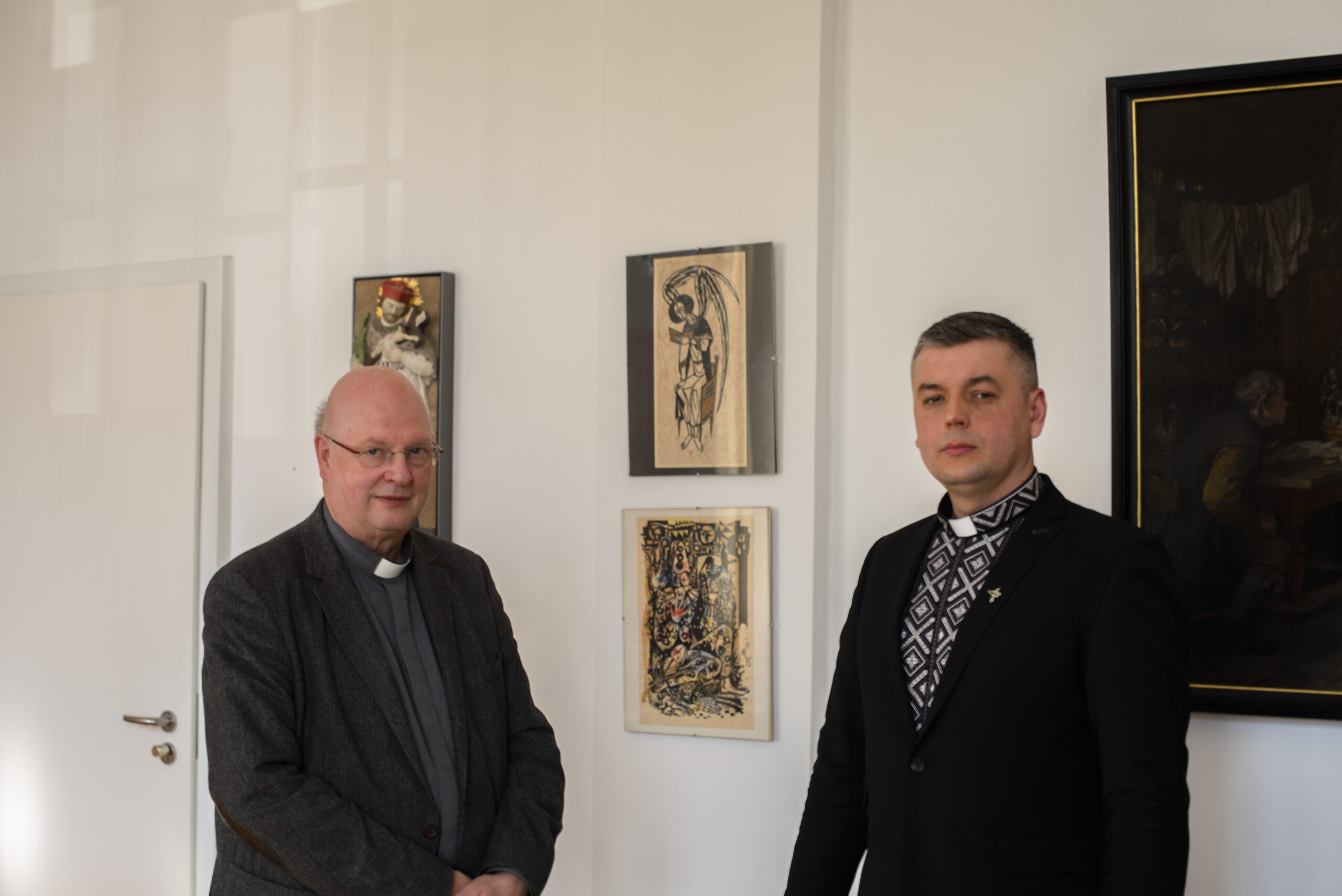 Generalvikar Alfons Hardt hat den Vikar der ukrainischen Gemeinde in Paderborn, Ihor Tril, eingeladen, um sich von ihm die Situation in der Ukriane schildern zu lassen.