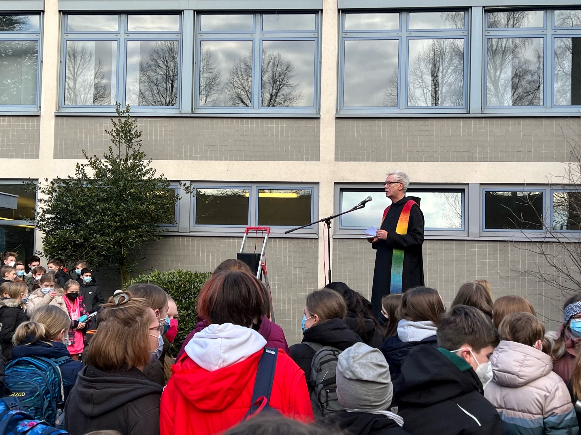 Viele junge Menschen vor einem Gebäude