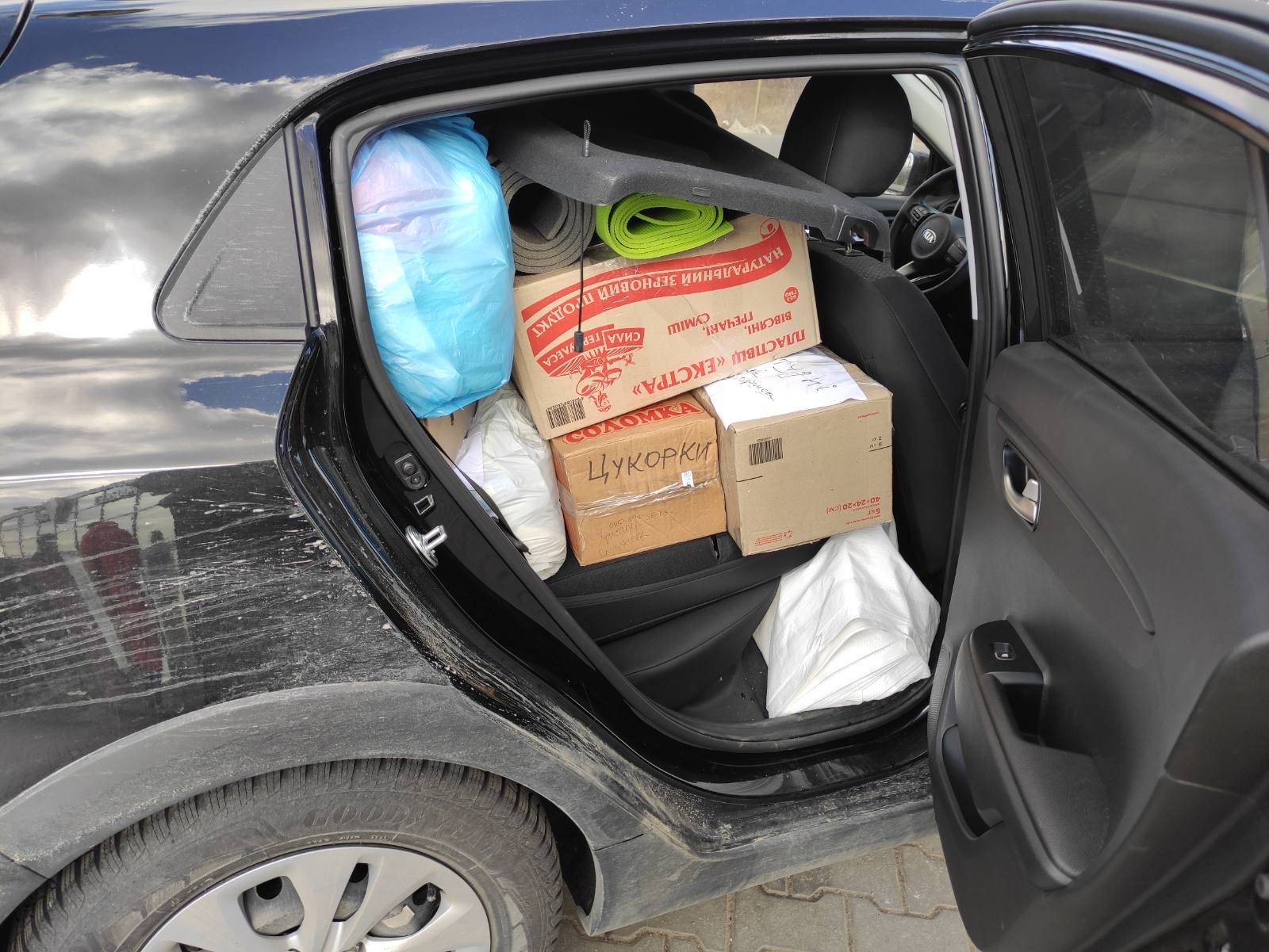 Der Blick in Pater Oleh Ladnyuks Auto: Er hat Lebensmittel gekauft für die Menschen im Osten der Ukraine, die nicht fliehen können.