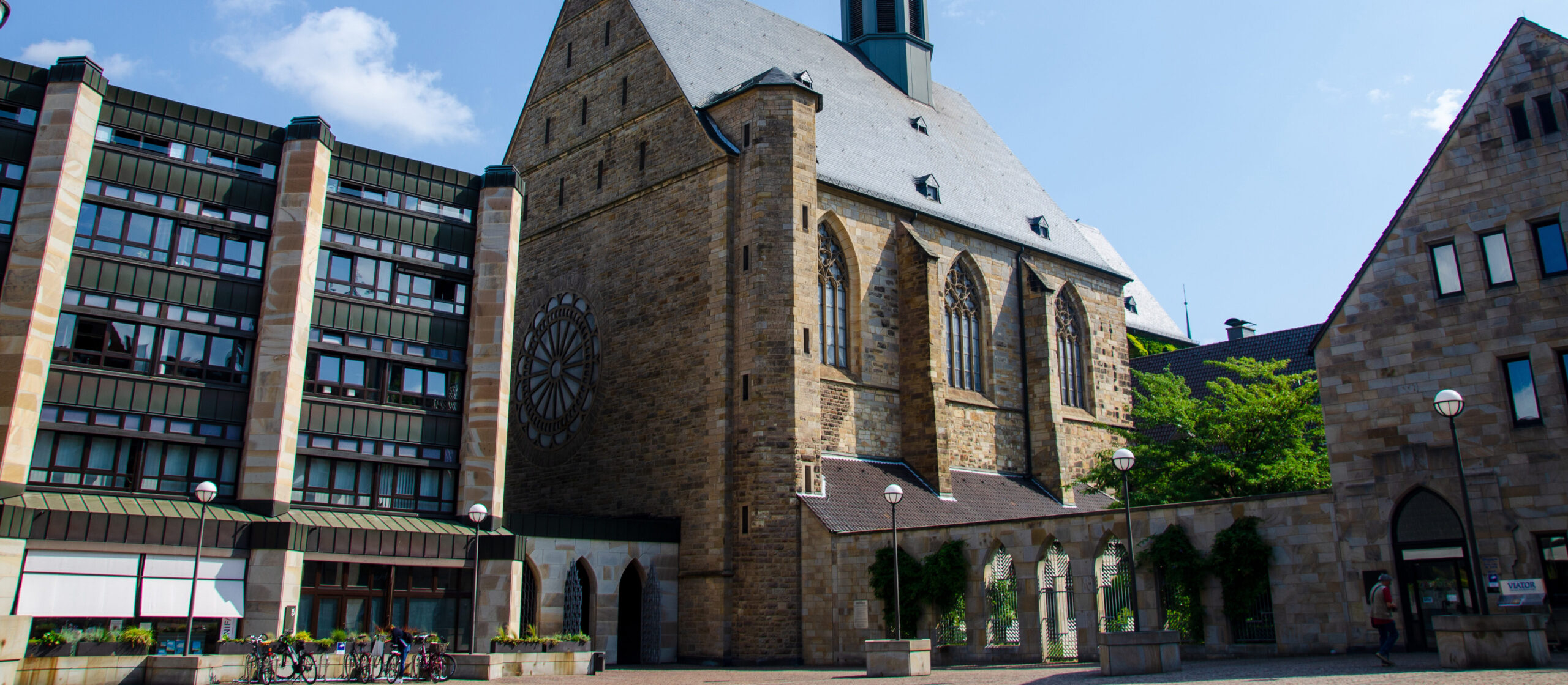 Propsteikirche in Dortmund mit nebenstehenden Gebäuden